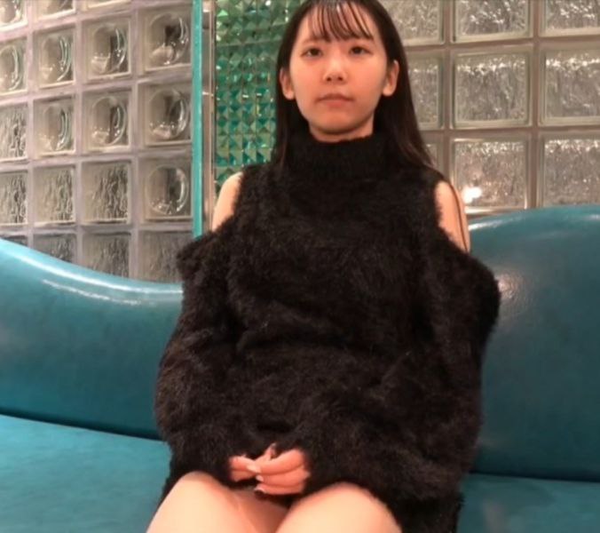 把鸡巴藏进蛋蛋里让少妇给吸出来口交，各种体位无套蹂躏骚少妇，道具玩弄骚穴，淫声荡语不断射在脸上和嘴巴