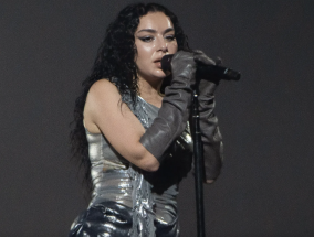 Charli XCX戏弄Brat秋天与新的混音和总统竞选的嗡嗡声